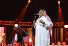 محمد عبده يُشعل "كوكاكولا أرينا" في دبي: ليلة طربية تُدرّس في المحبة والفن